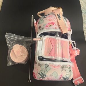 NEW H2O Capsule 2.2L Half Gallon Water Bottle with sleeve pink dahlia/flowers